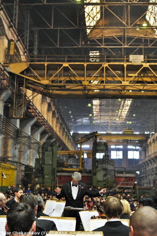 Концерт оркестра Харьковской филармонии в цеху завода «Турбоатом»