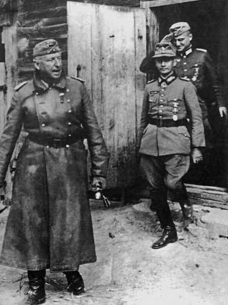 Генерал-фельдмаршал Эрих фон Манштейн с офицерами своего штаба, Курская битва. 1943 год