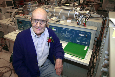 Джон Беннетт Фенн в своей лаборатории в Ричмонде в год получения Нобелевской премии. Фото: AP