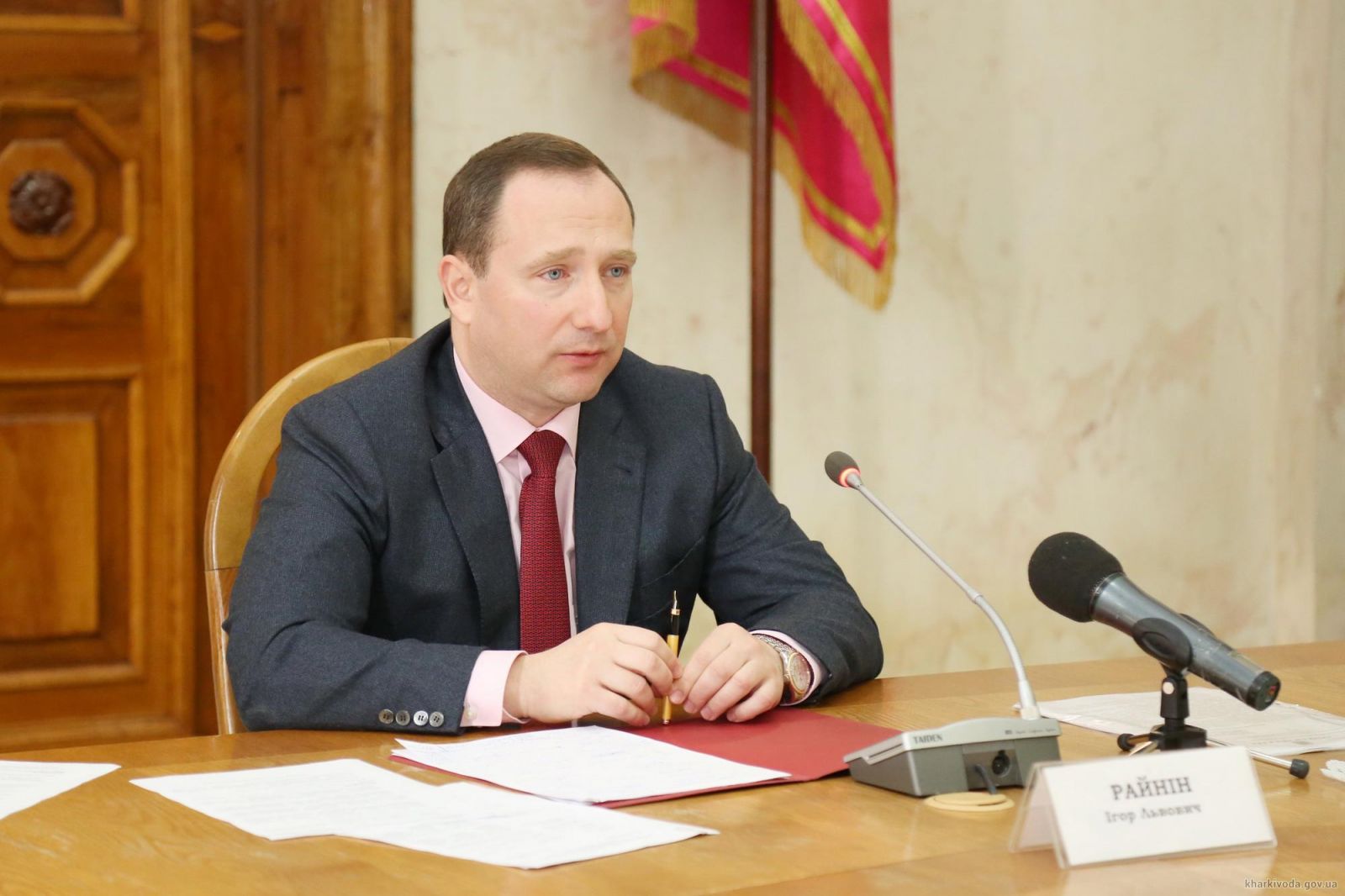 Ігор Райнін був головою Харківської обласної адміністрації (2015-2016) та очолював Адміністрацію президента Порошенка (2016-2019), а потім вступив в ОПЗЖ