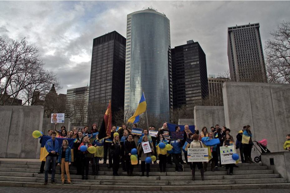 Участники демонстрации в поддержку Евромайдана в Нью-Йорке, организованной через сообщество Euromaidan USA. 29 декабря 2013 года