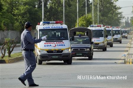  Машины скорой помощи, увозящие погибших с места происшествия. Фото: REUTERS/Mian Khursheed
