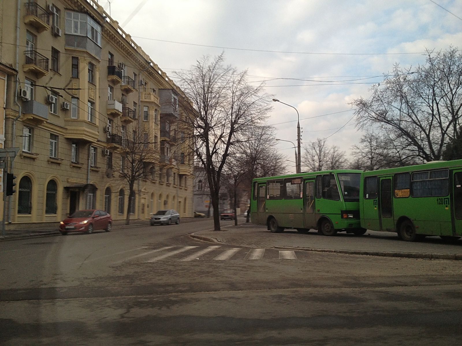 Автобусы стоят по углам площади и со стороны главного входа в Апелляционный суд.