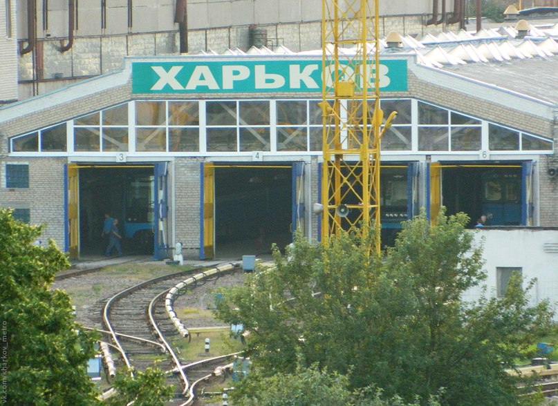 Новый поезд «выглядывает» из депо. Фото: vk.com/kharkov_metro