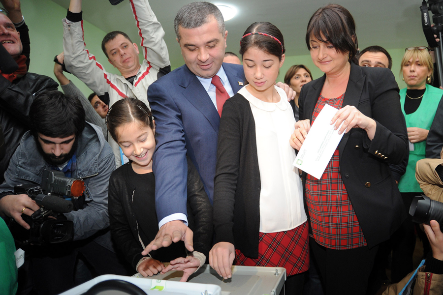 Давид Бакрадзе вместе с женой и дочерью на избирательном участке. Фото: InterPressNews