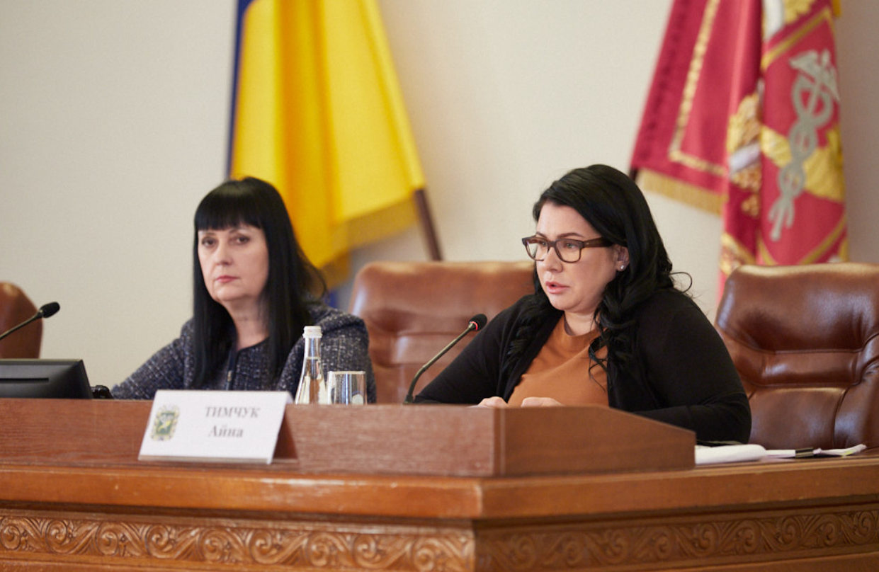 Айна Тимчук (праворуч) пробула на посаді вісім місяців. Фото Харківської обласної ради