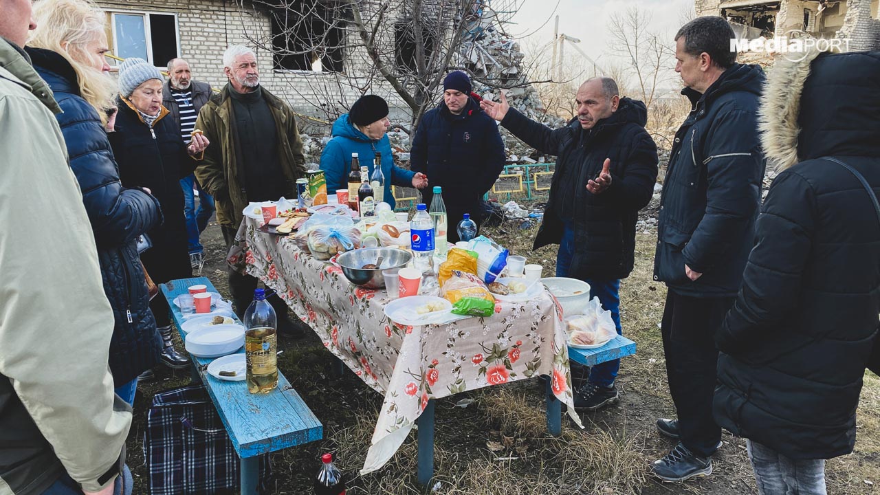 У роковини до будинку прийшли родичі та знайомі загиблих