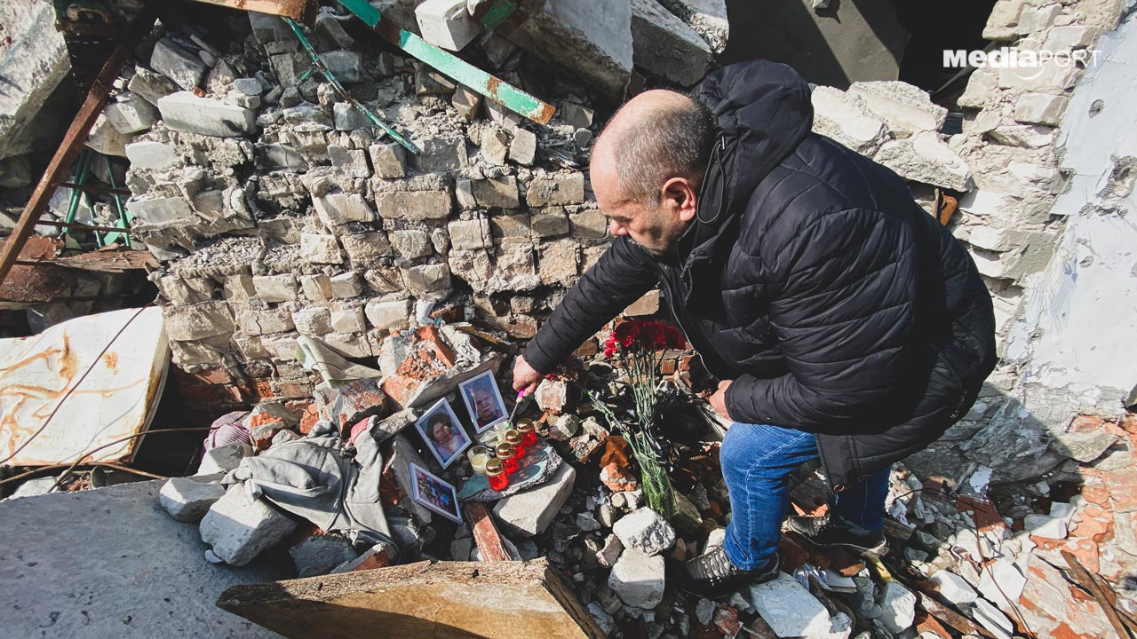 «Онучка сказала: дідусю, принеси чаю. Я беру термос, беру чайник, виходжу. Наташа, дружина моя: «Мишо, я з тобою». Кажу: «Я тебе чекаю». Виходжу тільки з дверей — і тут вибух. Вона лишилася тут, а я за дверима», — розповідає Михайло