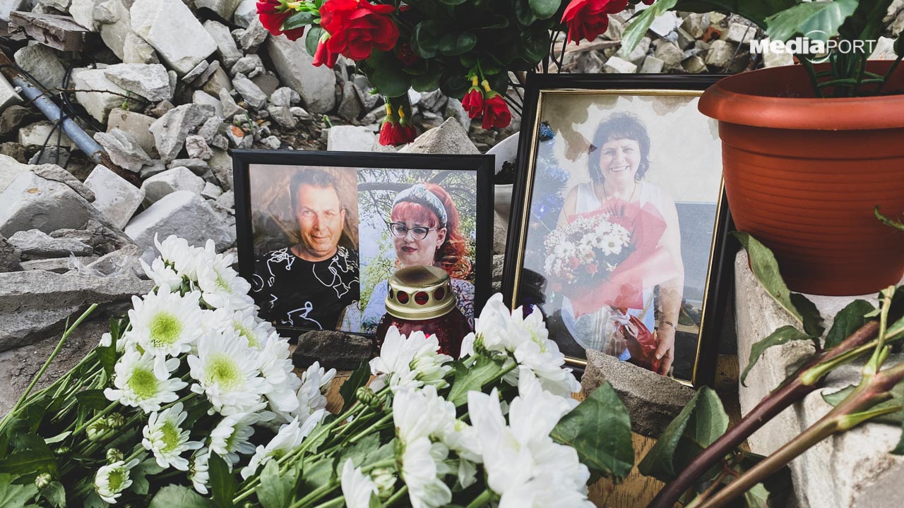 «Коли мене привалило, я не знаю, скільки я був без тями, я дістав телефон, почав дзвонити — пожарка, телефон не робив, нічого не робило, — згадує Михайло Яцентюк. — Щодня сюди приходив, допомагав, розказував, де копати». 