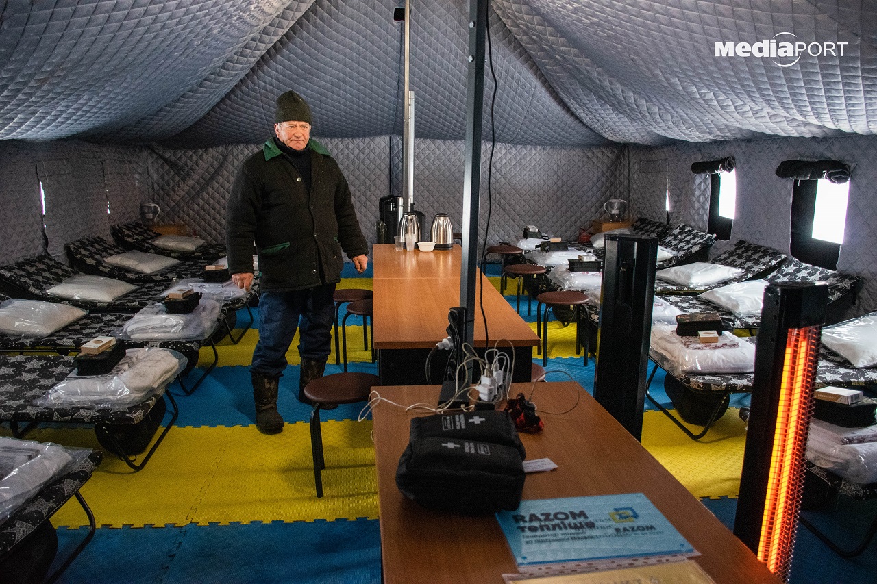 Будинок Володимира Клименка після обстрілів горів двічі. Його родина евакуювалася. Чоловік залишився у селі, чергує у наметі
