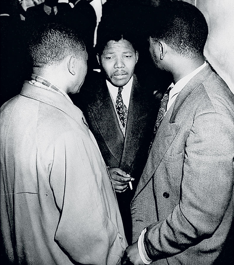 Нельсон Мандела (в центре) со своими соратниками по АНК: Вальтером Сисулу (слева) и Харрисоном Монтаной (справа). Йоханнесбург, 1952 год