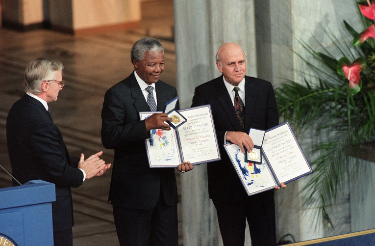 Архивное фото. 1993 год. Нельсон Мандела и президент ЮАР Фредерик де Клерк с дипломами Нобелевской премии мира, которую получили за борьбу с апартеидом 