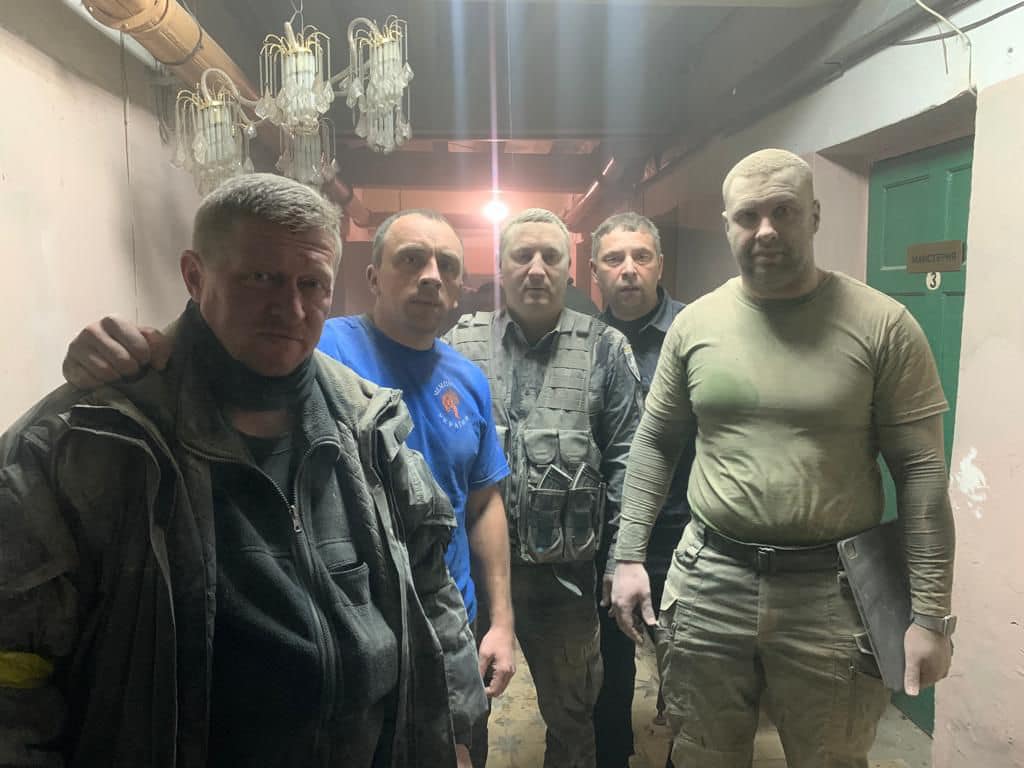 Поліцейські та голова Харківської ОВА після російського ракетного удару по будівлі облуправління поліції 2 березня. Фото Володимира Тимошка
