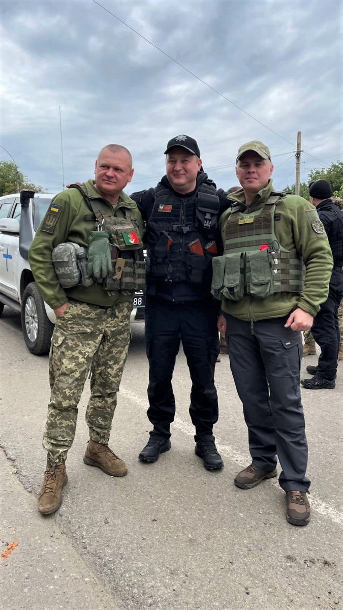 Володимир Тимошко (по центру) з командиром 92-ї бригади Павлом Федосенком (ліворуч)