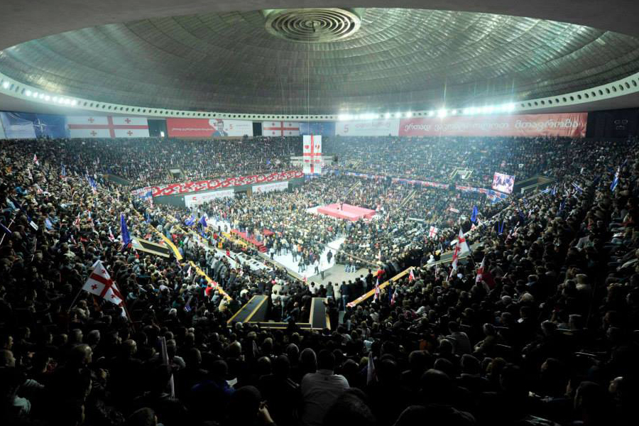 5 октября «Единое национальное движение» выдвинуло Давида Бакрадзе в кандидаты и переизбрало Михаила Саакашвили на пост лидера. Фото: страница Давида Бакрадзе в Facebook