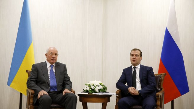 Украинский и российский премьер-министры в Астане 25 сентября 2013 года