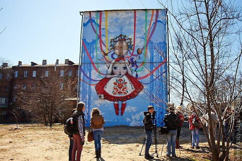 Четырёхэтажка с рисунком Маллана на фасаде со стороны улицы Муранова.