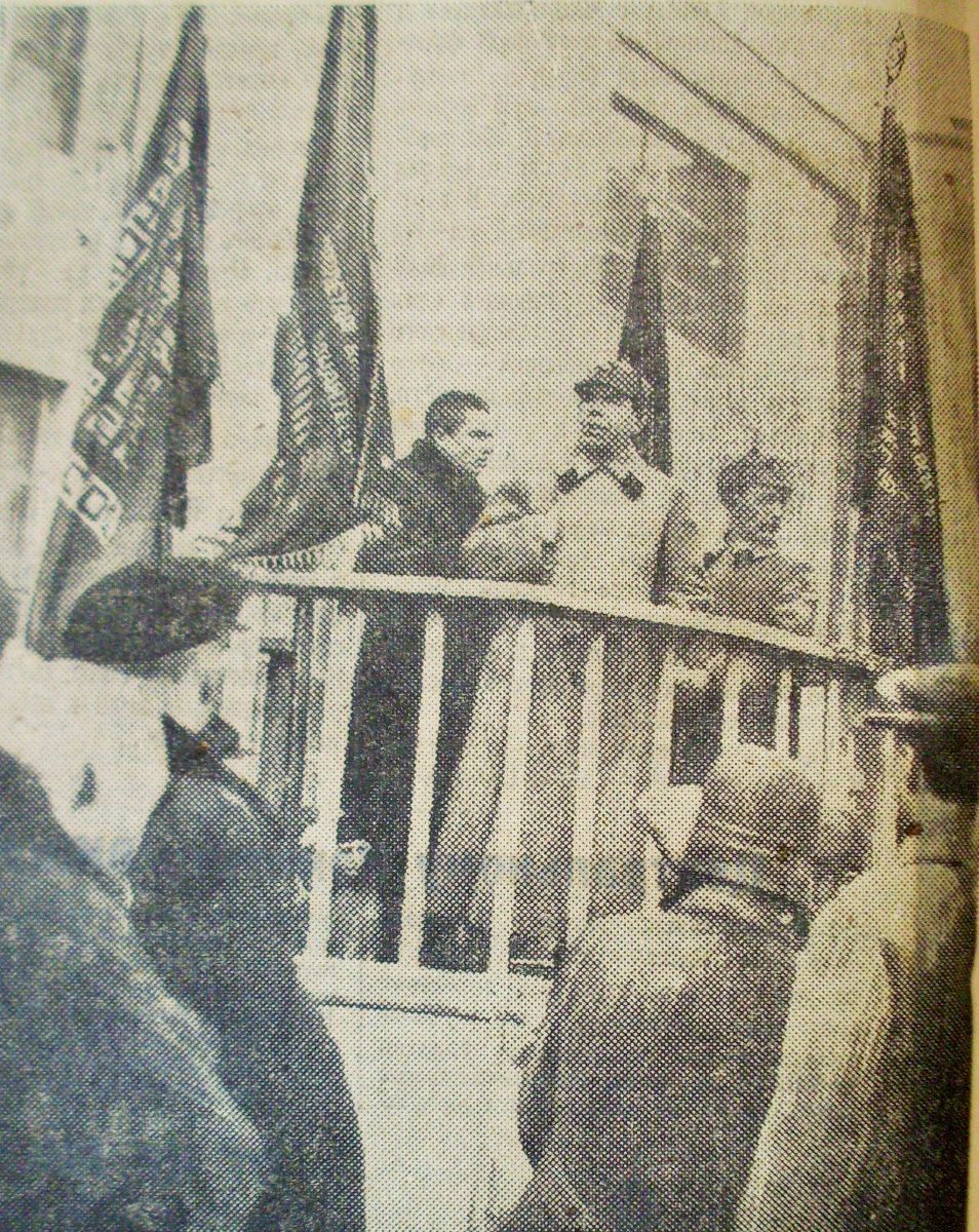 Директор Каляєв виступає на заводському мітингу. Січень 1935-го