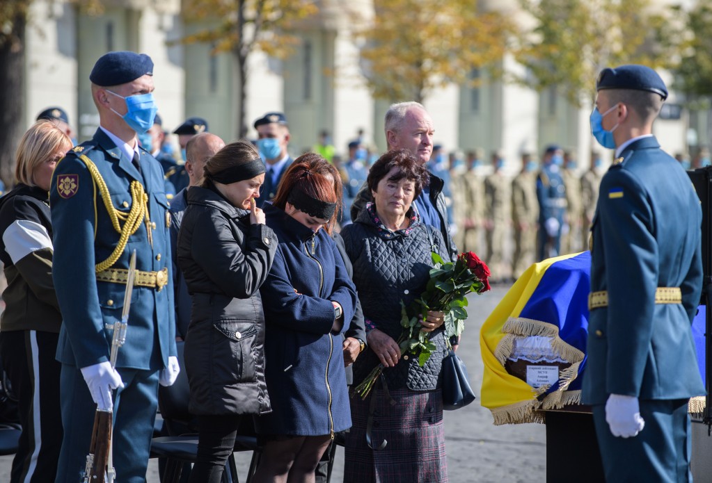 Церемонія прощання з загиблими в літаку Ан-26 під Чугуєвом відбулась 6 жовтня на площі Свободи у Харкові. Фото: president.gov.ua