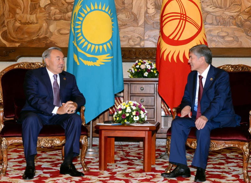 Президент Казахстана Нурсултан Назарбаев и Президент Кыргызстана Алмазбек Атамбаев
