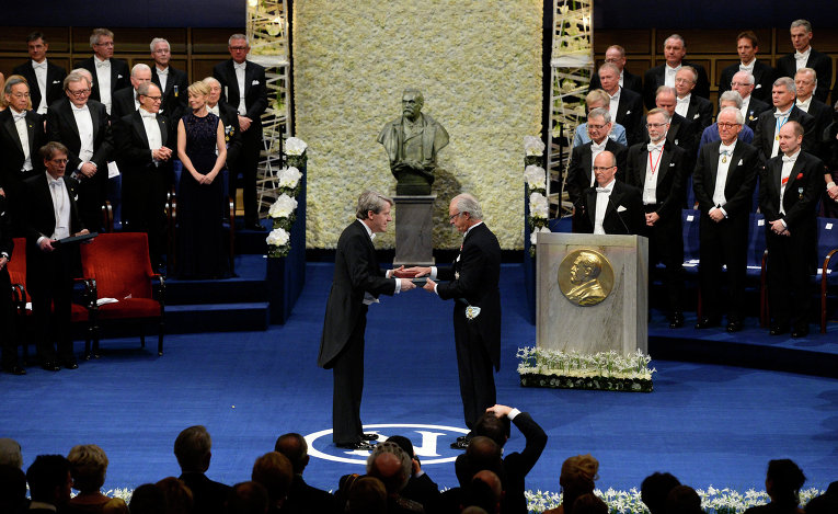 Американский экономист Роберт Шиллер получает премию из рук короля. Фото: © AFP 2013/ Jonathan Nackstrand