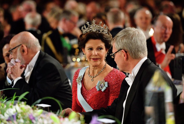 Королева Швеции Сильвия и председатель правления Нобелевского фонда Карл-Хенрик Хелдин. Фото: © REUTERS/ Henrik Montgomery/TT News Agency