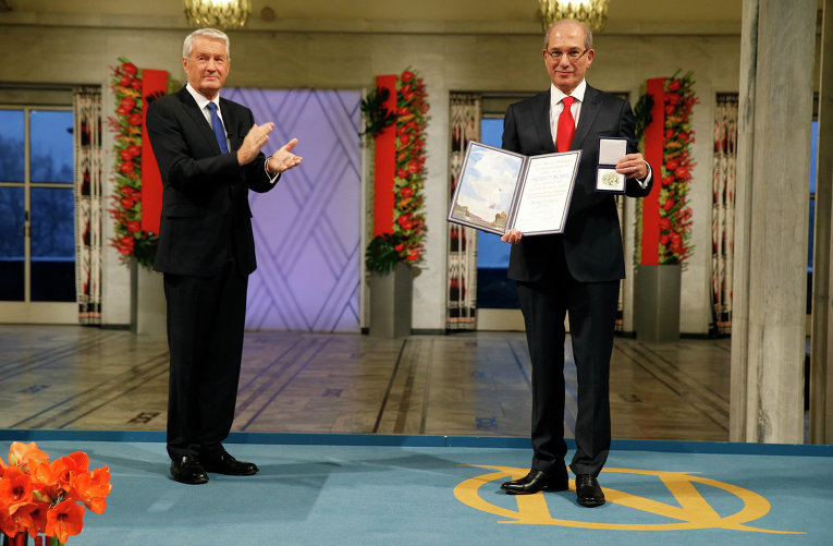 Генеральный директор Организации по запрещению химического оружия Ахмет Узюмджю (справа) получает Нобелевскую премию мира. Фото: © AFP 2013/ Cornelius Poppe/NTB Scanpix