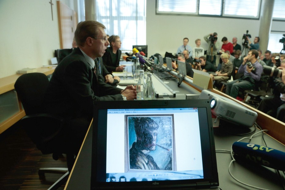 Прокурор и искусствовед сообщают о находке. Фото: Johannes Simon/Getty Images