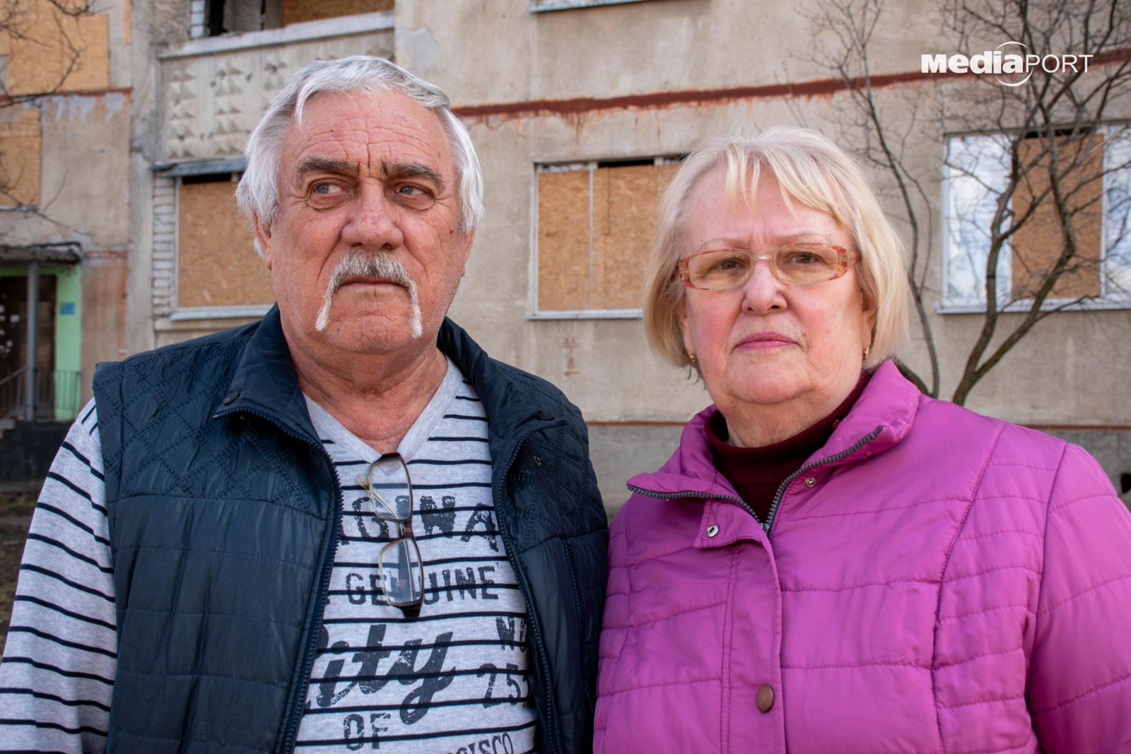 Віктор Чехлатов з дружиною виїхав з Північної Салтівки в інший район. Подружжя навідується додому, але повернутися, щоб жити, не може через вибиті вікна. Сподіваються, що місцева влада допоможе пенсіонерам з відновленням