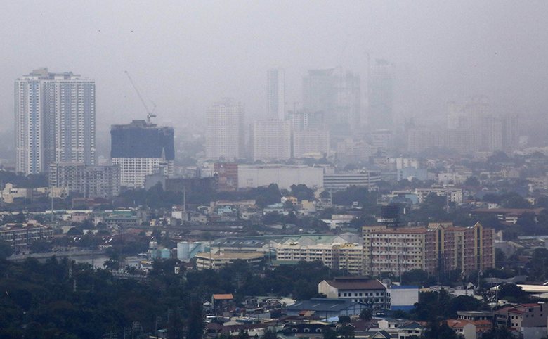 Тёмные тучи, которые принёс «Хайян», накрывают высотки в Маниле (столица Филиппин). Фото: Romeo Ranoco/Reuters