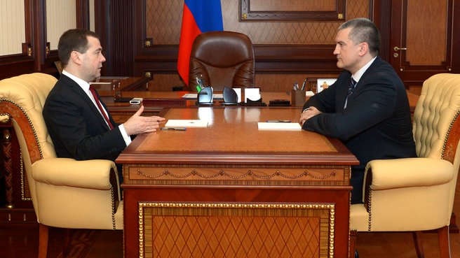 Медведев и Аксёнов 30 марта 2014 года. Фото: пресс-служба правительства РФ