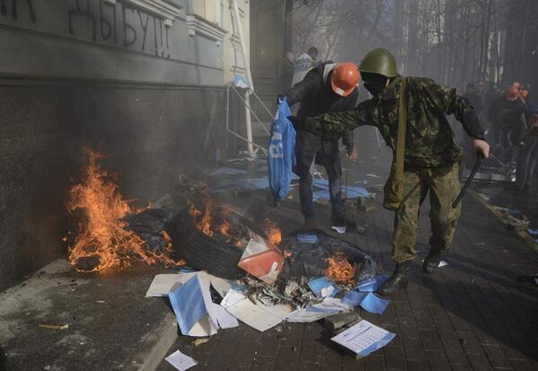 Горят документы из центрального офиса ПР. Фото: Reuters