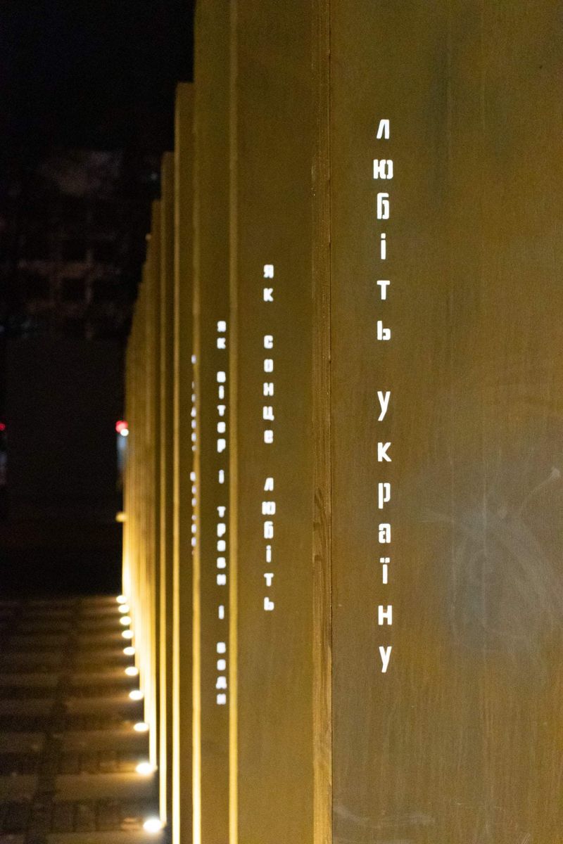 Вночі пам'ятник підсвічується. Фото: Ivan Ponomarenko/Facebook