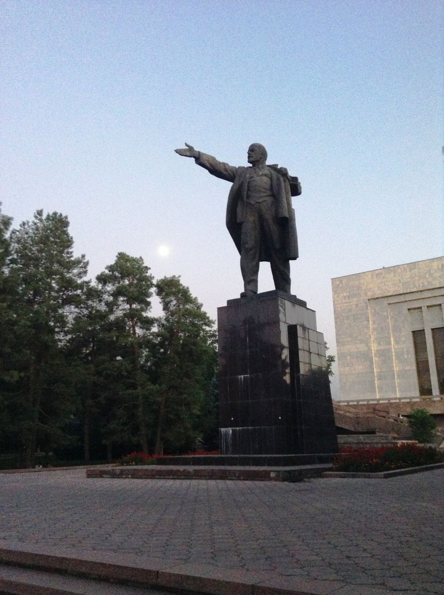 Памятник Ленину, который раньше стоял на месте Манаса (на площади Ала-Тоо), перенесли к задней части исторического музея.