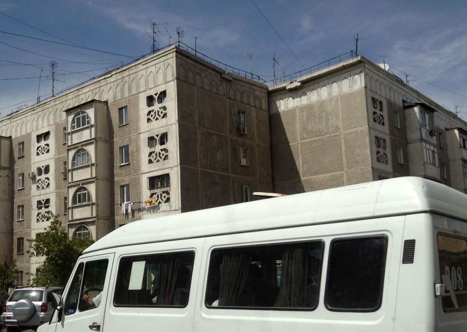 Непривычной формы окна в многоэтажках
