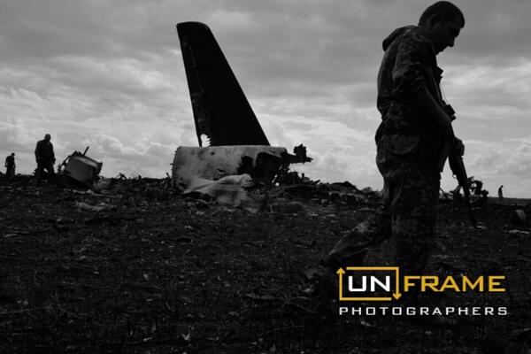 Пророссийские бойцы возле обломков самолёта. Фото: @mstyslav9 