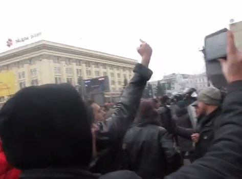 Противник Евромайдана во время исполнения гимна. Скриншот видео Nadia Nadian, YouTube