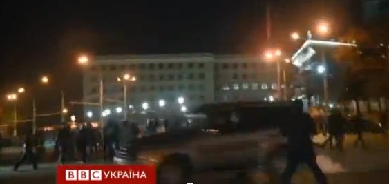 Автомобили наезжают на людей. Скриншот видео Би-би-си