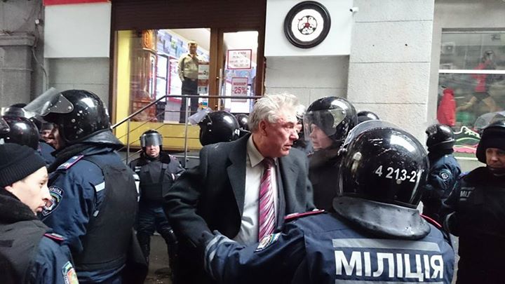 Виктор Китанин в окружении милиции. Фото: Слава Мавричев, Facebook