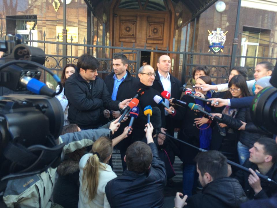Геннадий Кернес после завершения допроса. Фото: Юрий Сидоренко, Facebook