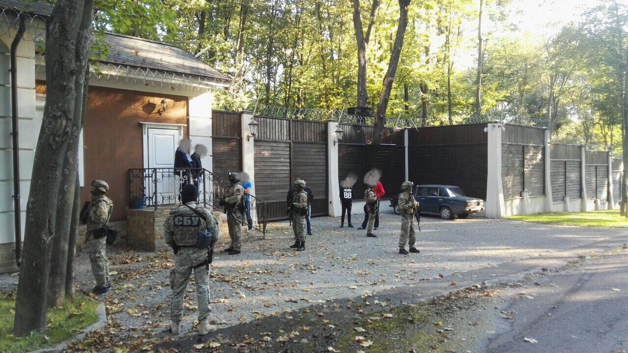 Работники ГПУ и СБУ у ворот дома Добкиных