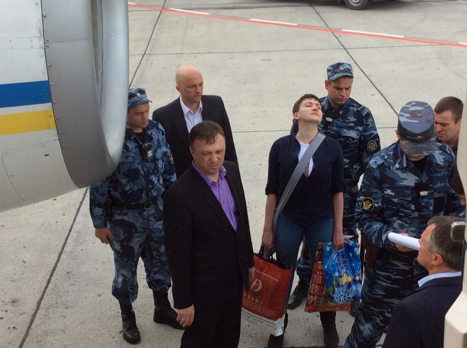 Надежда Савченко по дороге домой. Фото: Ирина Геращенко, Facebook