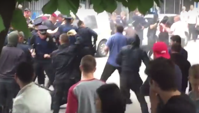 Стоп-кадр видеозаписи драки на ул. Ярослава Мудрого. YouTube