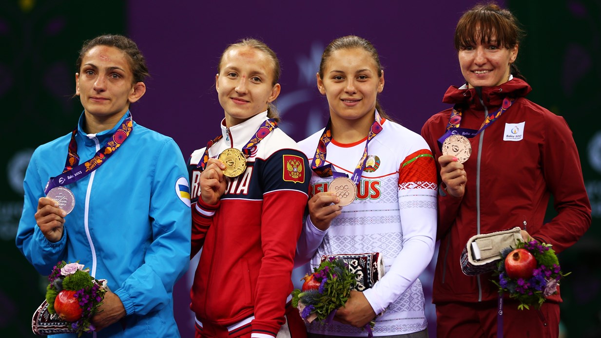 Юлия Ткач - первая слева