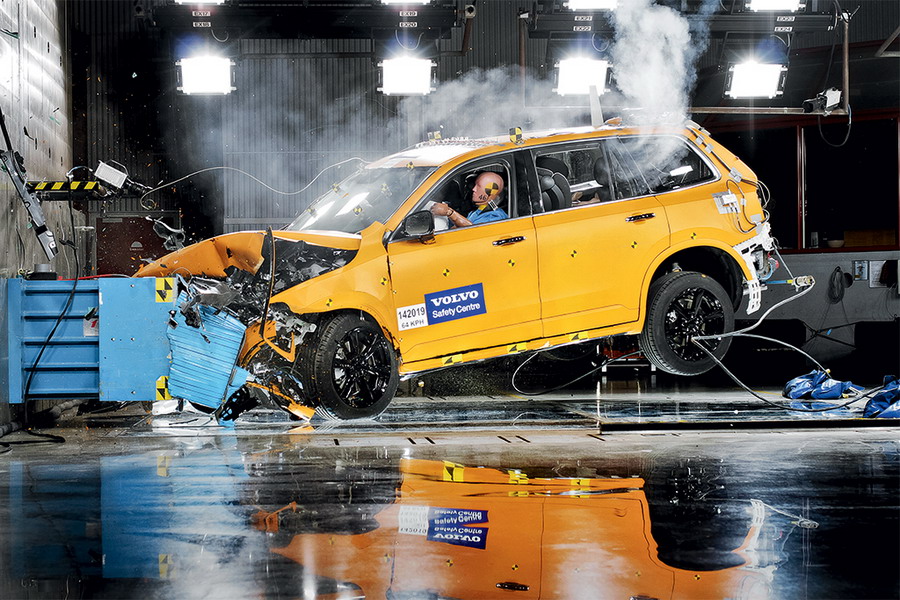 Volvo XC90 второго поколения компания называет самым безопасным автомобилем в своей истории. А на счет безопасности шведы шутить не любят – остается только дождаться подтверждения их словам в виде пяти звезд в официальном рейтинге EuroNCAP