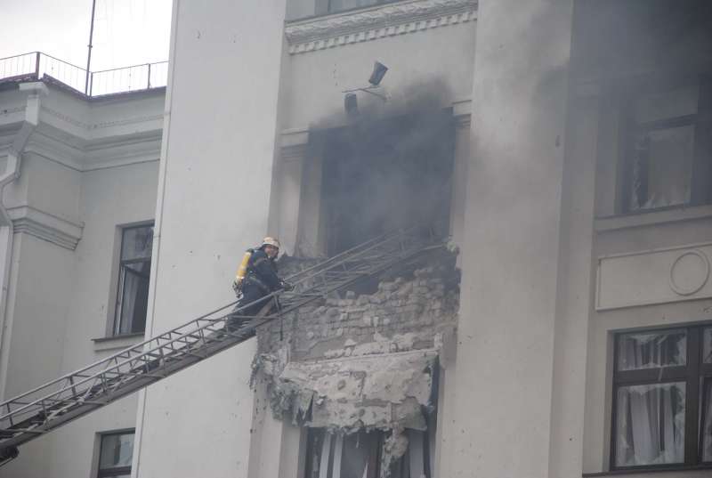 Последствия взрыва в Луганской ОГА. Фото из открытых источников