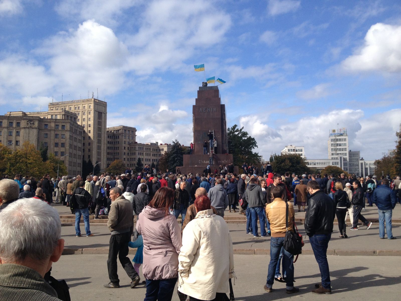 Постамент памятника Ленину утром 29 сентября 