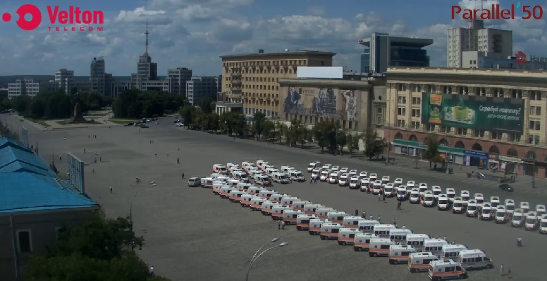 Демонстрация нового медицинского транспорта на площади Свободы. Скриншот с веб-камеры