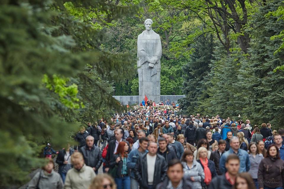 Мемориал Славы в День Победы посетили тысячи людей. Фото: Сергей Козлов
