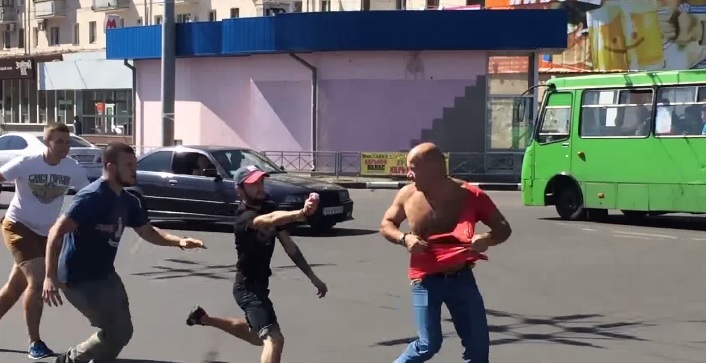 Активисты преследуют мужчину в футболке с символикой СССР